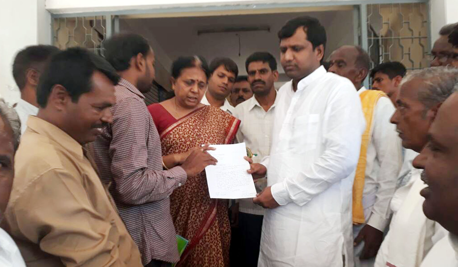 ಕುಡಿಯುವ ನೀರು ಹಾಗೂ ಮೇವಿಗಾಗಿ ಮನವಿ